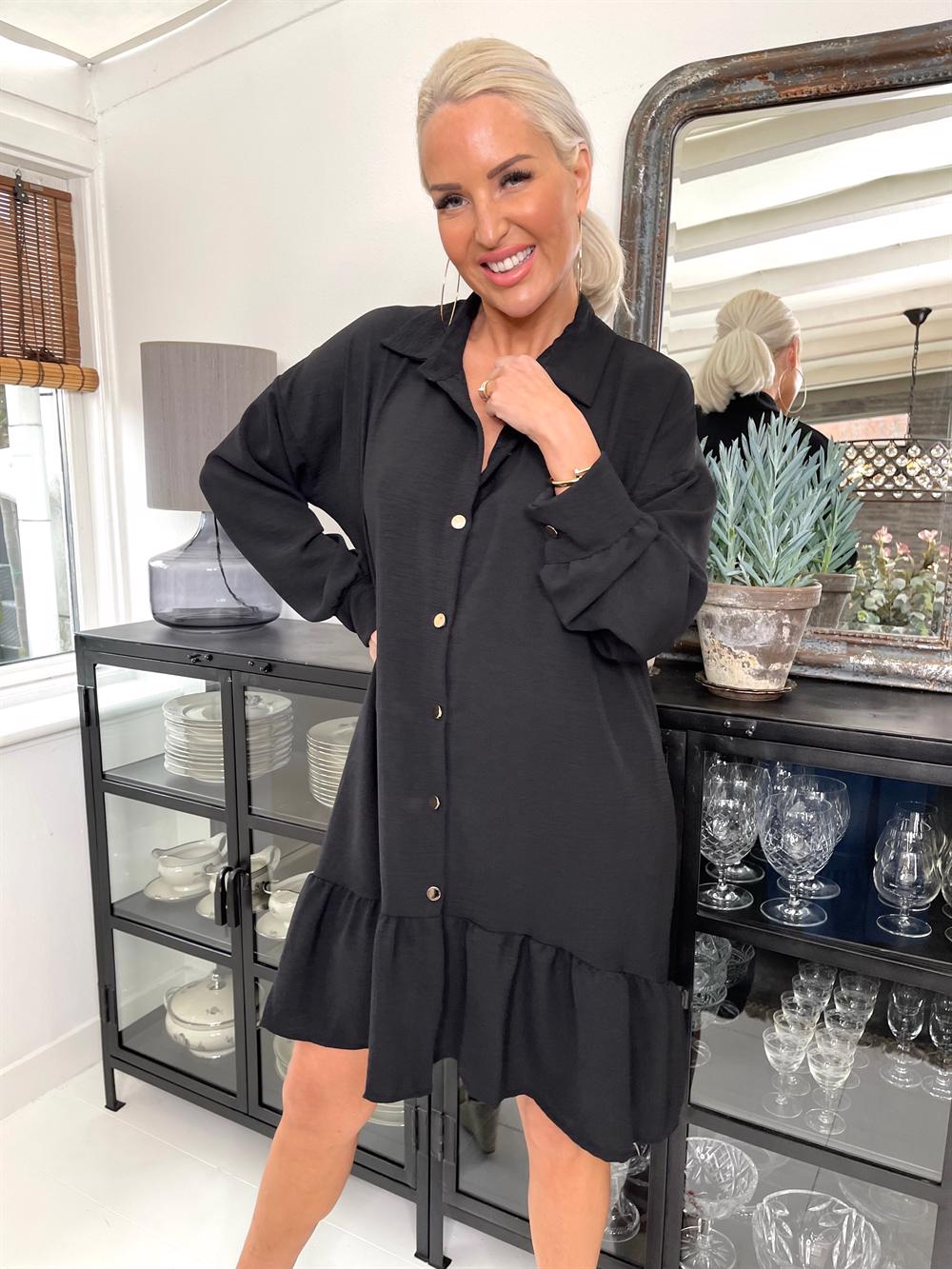 Camille - Klänning med knappar och band i nederkanten